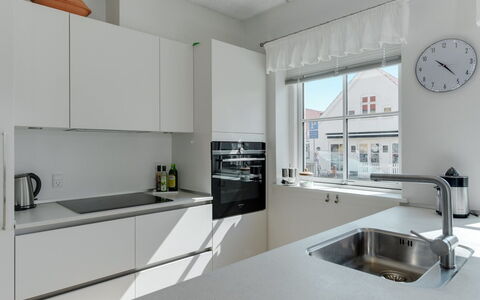 Cornel - 290M from the Sea: Mostrador, Cocina, Aparato De Cocina, Diseño De Interiores, Gabinetes, Piso, Fregadero, Lavabo, Arreglo De Tubería, Electrodoméstico