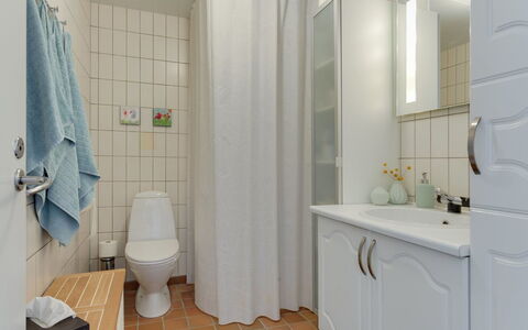 Cornel - 290M from the Sea: Arreglo De Tubería, Baño, Piso, Diseño De Interiores, Suelo, Lavabo, Baño, Lavabo Del Baño, Plomería, Grifo