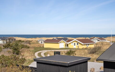 Galin - 200M from the Sea: Barrio Residencial, Techo, Suburbio, Entrada De Coches, Inmuebles, Tubo De Lámpara