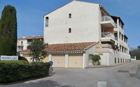 Provence Parc: Planta, Cielo, Propiedad, Edificio, Ventana, Arquitectura, Puerta, Árbol, Fachada