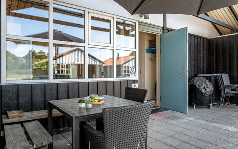 Elenor - 300M from the Sea: Cabaña, Patio Interior, Yarda, Edificios Del Jardín, Cobertizo, Vía Muerta, Mueble Para Exteriores, Cuarto De Troncos, Estructura Al Aire Libre, Choza