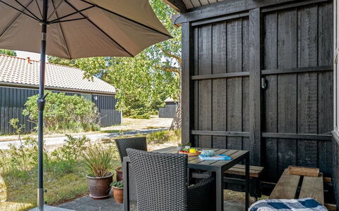 Elenor - 300M from the Sea: Cabaña, Patio Interior, Yarda, Edificios Del Jardín, Cobertizo, Vía Muerta, Mueble Para Exteriores, Cuarto De Troncos, Estructura Al Aire Libre, Choza