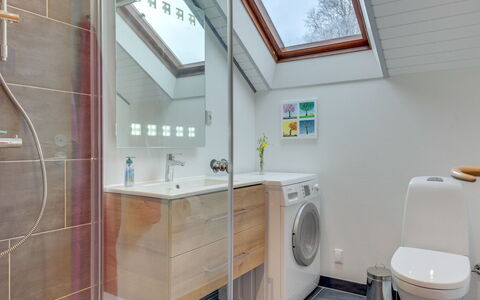 Tican - 400M from the Sea: Piso, Diseño De Interiores, Suelo, Arreglo De Tubería, Madera, Techo, Baño, Lavadora, Grifo, Plomería
