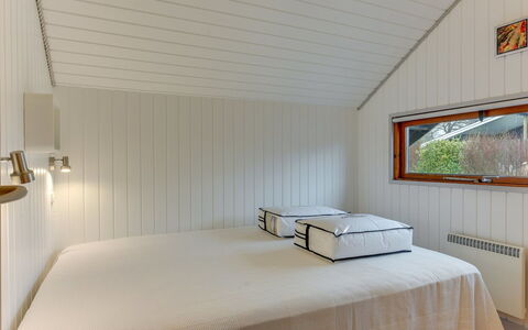 Tican - 400M from the Sea: Diseño De Interiores, Piso, Madera, Techo, Suelo, Habitación, Cama, Encendiendo, Habitación, Mueble