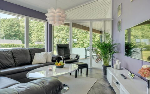Helena - 250M from the Sea: Mueble, Diseño De Interiores, Sofá, Piso, Techo, Sala, Suelo, Encendiendo, Lámpara, Mesa