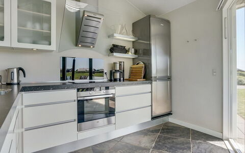 Helena - 250M from the Sea: Cocina, Aparato De Cocina, Piso, Mostrador, Diseño De Interiores, Mueble, Gabinetes, Electrodoméstico, Electrodoméstico, Suelo