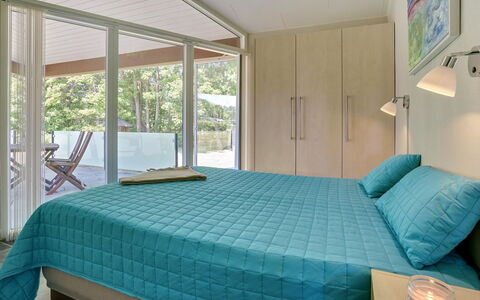 Helena - 250M from the Sea: Diseño De Interiores, Mueble, Cama, Habitación, Piso, Suelo, Madera, Techo, Textil, Sábana
