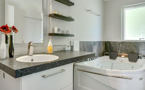Helena - 250M from the Sea: Baño, Arreglo De Tubería, Diseño De Interiores, Piso, Bañera, Lavabo, Grifo, Suelo, Mostrador, Lavabo Del Baño