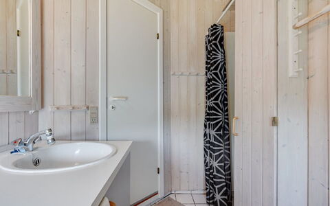 Jarmericus - 300M from the Sea: Pared, Piso, Arreglo De Tubería, Madera, Suelo, Baño, Lavabo Del Baño, Diseño De Interiores, Lavabo, Mueble De Baño
