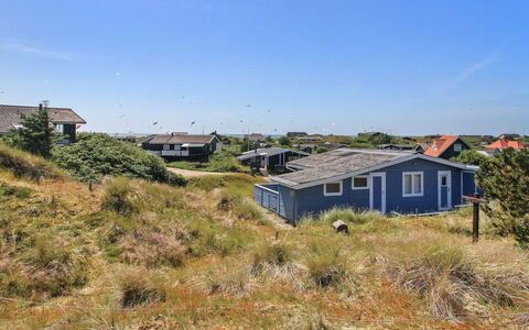 Manni - 800M from the Sea: Barrio Residencial, Techo, Suburbio, Entrada De Coches, Inmuebles, Tubo De Lámpara