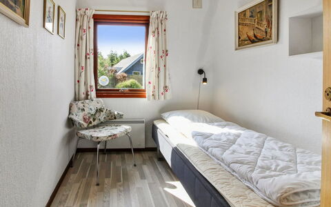 Asfrid - 3.5Km from the Sea: Pared, Madera, Mueble, Diseño De Interiores, Suelo, Casa, Cama, Piso, Habitación, Casa