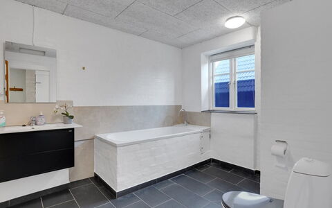 Henrieta - 4Km from the Sea: Piso, Pared, Arreglo De Tubería, Suelo, Techo, Diseño De Interiores, Lavabo, Baño, Grifo, Plomería