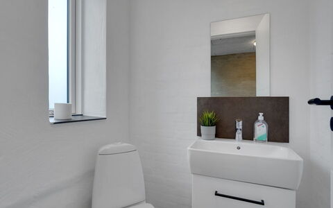 Henrieta - 4Km from the Sea: Baño, Arreglo De Tubería, Pared, Diseño De Interiores, Piso, Suelo, Baño, Lavabo Del Baño, Lavabo, Asiento Del Baño