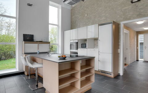 Henrieta - 4Km from the Sea: Cocina, Diseño De Interiores, Piso, Mostrador, Mueble, Gabinetes, Techo, Madera, Aparato De Cocina, Suelo