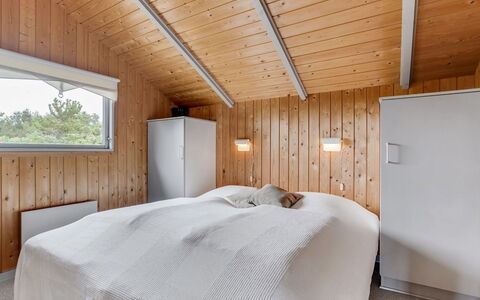 Bryniulf - 1.8Km from the Sea: Madera, Techo, Casa, Habitación, Lámpara, Cama, Lecho, Madera Dura, Tablón, Manchas De Madera
