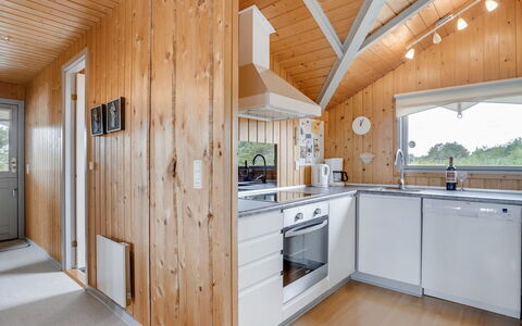 Bryniulf - 1.8Km from the Sea: Cocina, Madera, Techo, Piso, Diseño De Interiores, Mostrador, Casa, Aparato De Cocina, Suelo, Gabinetes