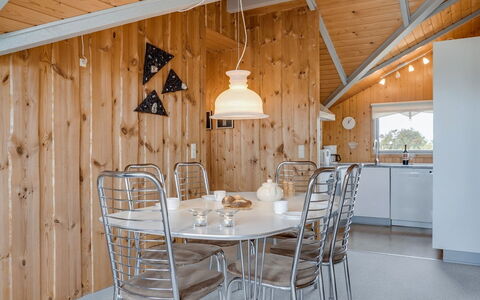 Bryniulf - 1.8Km from the Sea: Lámpara, Madera, Techo, Diseño De Interiores, Encendiendo, Mueble, Casa, Habitación, Cocina Y Comedor Mesa, Cocina