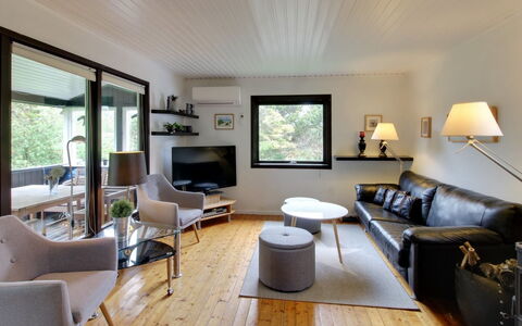 Hannu - 900M from the Sea: Mueble, Diseño De Interiores, Piso, Sofá, Suelo, Pared, Sala, Techo, Madera, Habitación