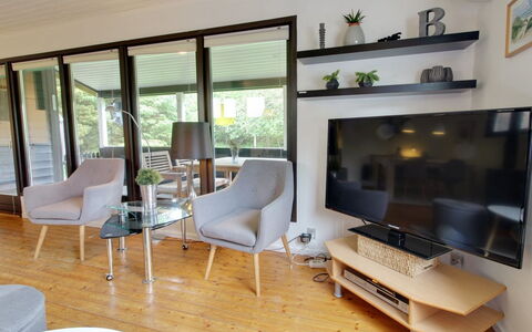 Hannu - 900M from the Sea: Mueble, Diseño De Interiores, Piso, Madera, Televisión, Suelo, Sala, Casa, Habitación, Encendiendo