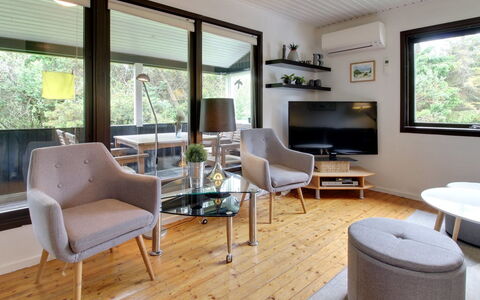Hannu - 900M from the Sea: Mueble, Diseño De Interiores, Piso, Madera, Sofá, Suelo, Sala, Techo, Mesa, Habitación
