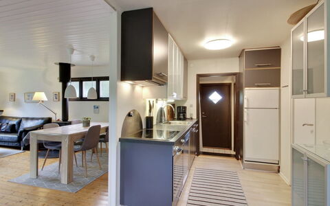 Hannu - 900M from the Sea: Diseño De Interiores, Cocina, Piso, Mostrador, Techo, Mueble, Suelo, Gabinetes, Habitación, Lámpara