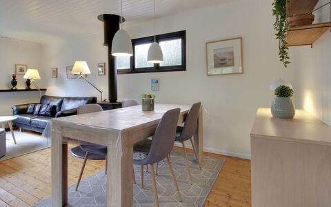 Hannu - 900M from the Sea: Mueble, Diseño De Interiores, Piso, Pared, Suelo, Madera, Comedor, Techo, Mesa, Habitación