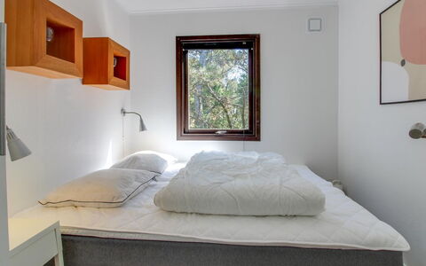 Hannu - 900M from the Sea: Cama, Habitación, Diseño De Interiores, Pared, Sábana, Lecho, Madera, Piso, Suelo, Habitación