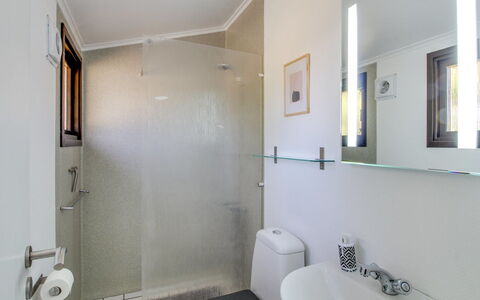 Hannu - 900M from the Sea: Arreglo De Tubería, Baño, Piso, Diseño De Interiores, Lavabo Del Baño, Suelo, Plomería, Techo, Baño, Lavabo