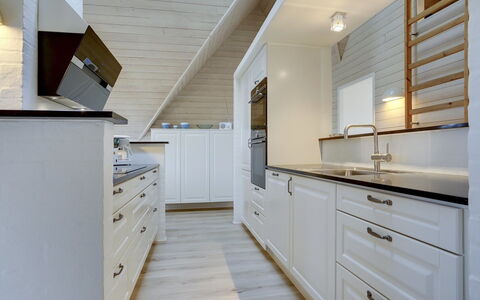 Ege - 200M from the Sea: Piso, Madera, Diseño De Interiores, Cocina, Techo, Mostrador, Suelo, Suelos De Madera, Gabinetes, Lámpara