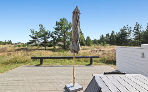 Gerdis - 1.6Km from the Sea: Arquitectura, Techo, Casa, Material Compuesto, La Luz Del Día, Vía Muerta, Entrada De Coches