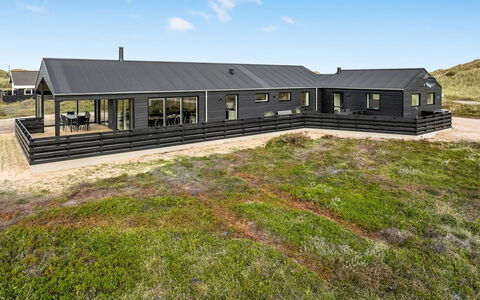 Birger - 300M from the Sea: Arbusto, Diseño Urbano, Cobertura Del Suelo, Ladrillo, Departamento, Inmuebles, Enladrillado, Balcón, Paisajismo