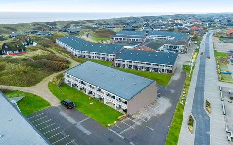Soffhie - 250M from the Sea: Diseño De Interiores, Mueble, Sofá, Piso, Suelo, Habitación, Techo, Sala, Departamento