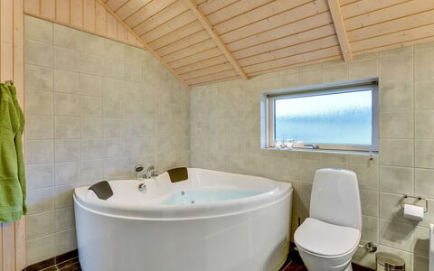 Christan - 1.2Km from the Sea: Arreglo De Tubería, Baño, Piso, Bañera, Techo, Suelo, Plomería, Diseño De Interiores, Grifo, Lavabo