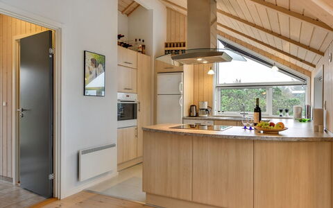 Christan - 1.2Km from the Sea: Diseño De Interiores, Cocina, Piso, Madera, Techo, Mostrador, Mueble, Habitación, Suelo, Lámpara