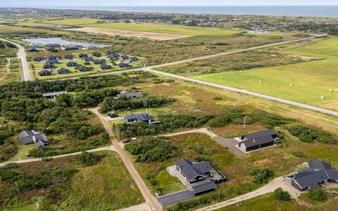 Christan - 1.2Km from the Sea: Cabaña, Casa, Casa, Techo, Porche, Inmuebles, Vía Muerta, Edificios Del Jardín, Casa De Campo, Yarda