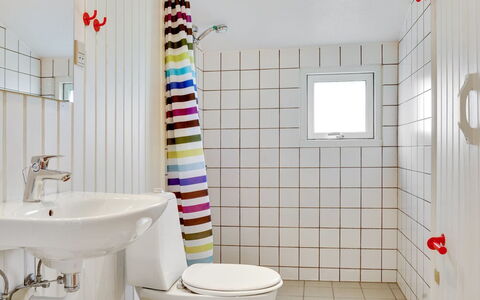 Apolonia - from the Sea: Pared, Diseño De Interiores, Baño, Arreglo De Tubería, Piso, Suelo, Plomería, Baño, Techo, Habitación