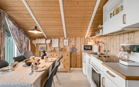 Lonne - 750M to the Fjord: Madera, Diseño De Interiores, Cocina, Mueble, Techo, Casa, Habitación, Gabinetes, Mostrador, Manchas De Madera