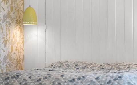 Rohan - 500M from the Sea: Madera, Diseño De Interiores, Habitación, Linos, Lecho, Sábana, Habitación, Manchas De Madera, Cama, Pantalla De Lámpara