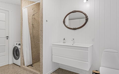 Rohan - 500M from the Sea: Piso, Suelo, Madera, Diseño De Interiores, Arreglo De Tubería, Mueble De Baño, Plomería, Baño, Techo, Grifo