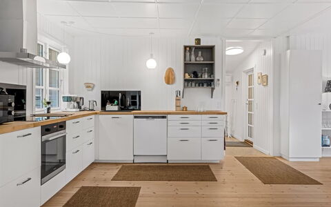 Rohan - 500M from the Sea: Cocina, Mostrador, Aparato De Cocina, Piso, Gabinetes, Diseño De Interiores, Mueble, Suelo, Electrodoméstico, Suelos De Madera