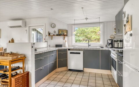 Gloria - 2.5Km from the Sea: Cocina, Mostrador, Aparato De Cocina, Electrodoméstico, Piso, Madera, Diseño De Interiores, Techo, Gabinetes, Electrodoméstico