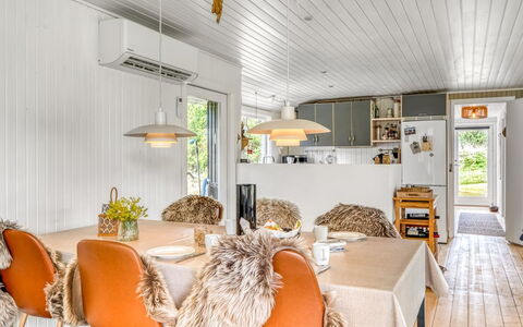 Gloria - 2.5Km from the Sea: Madera, Diseño De Interiores, Techo, Mueble, Cocina Y Comedor Mesa, Piso, Silla, Casa, Comedor, Lámpara