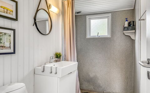 Gloria - 2.5Km from the Sea: Arreglo De Tubería, Baño, Diseño De Interiores, Plomería, Baño, Grifo, Techo, Cortina, Asiento Del Baño, Lavabo