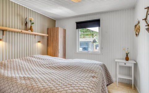 Gloria - 2.5Km from the Sea: Madera, Habitación, Diseño De Interiores, Techo, Piso, Cama, Suelo, Lecho, Sábana, Linos