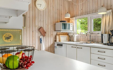 Vlatko - 2.9Km from the Sea: Cocina, Mostrador, Diseño De Interiores, Madera, Aparato De Cocina, Mueble, Techo, Piso, Electrodoméstico, Gabinetes