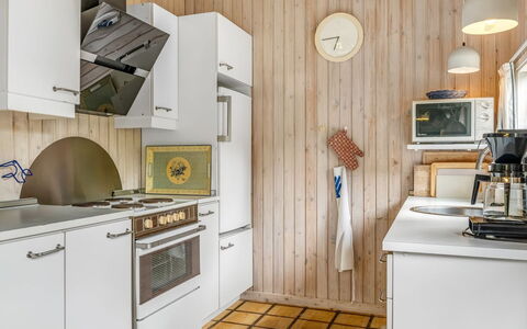 Vlatko - 2.9Km from the Sea: Cocina, Aparato De Cocina, Madera, Diseño De Interiores, Electrodoméstico, Piso, Mostrador, Techo, Mueble, Electrodoméstico