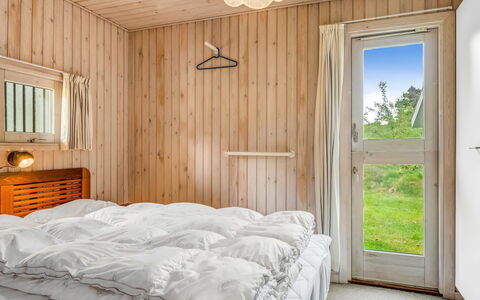 Vlatko - 2.9Km from the Sea: Cama, Habitación, Mueble, Sábana, Diseño De Interiores, Lecho, Madera, Suelo, Piso, Techo