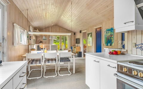Vlatko - 2.9Km from the Sea: Madera, Diseño De Interiores, Techo, Cocina, Piso, Suelo, Mueble, Mostrador, Casa, Habitación