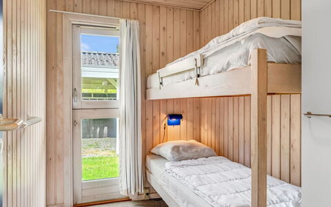 Vlatko - 2.9Km from the Sea: Madera, Habitación, Cama, Litera, Manchas De Madera, Madera Dura, Dormitorio, Tablón, Marco De La Cama, Lecho