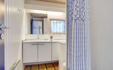 Vlatko - 2.9Km from the Sea: Arreglo De Tubería, Piso, Baño, Diseño De Interiores, Suelo, Lavabo, Lavabo Del Baño, Plomería, Mueble De Baño, Grifo